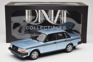 Volvo 244 Turbo Světle Modrý DNA 1:18 DNA000135 Kov – obrázek 6 z 6