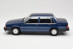 Volvo 740 GL Dark Blue Metallic Minichamps 1:18 155171701 Kov – obrázek 3 z 6