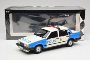 Volvo 740 GL Švédská Policie Minichamps 1:18 155171791 Kov – obrázek 6 z 6