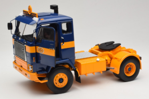Volvo F88 Tmavě Modrý Žlutý MCG 1:18 MCG18140 Kov – obrázek 2 z 8