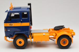Volvo F88 Tmavě Modrý Žlutý MCG 1:18 MCG18140 Kov – obrázek 4 z 8