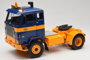 Volvo F88 Tmavě Modrý Žlutý MCG 1:18 MCG18140 Kov