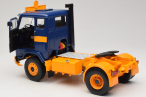 Volvo F88 Tmavě Modrý Žlutý MCG 1:18 MCG18140 Kov – obrázek 5 z 8