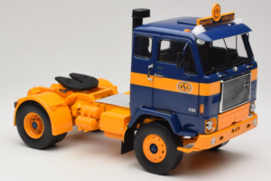 Volvo F88 Tmavě Modrý Žlutý MCG 1:18 MCG18140 Kov – obrázek 6 z 8