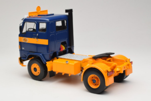 Volvo F88 Tmavě Modrý Žlutý MCG 1:18 MCG18140 Kov – obrázek 7 z 8
