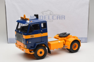 Volvo F88 Tmavě Modrý Žlutý MCG 1:18 MCG18140 Kov – obrázek 8 z 8