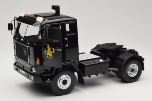 Volvo F88 John Player Special Black MCG 1:18 MCG18217 Kov – obrázek 2 z 8