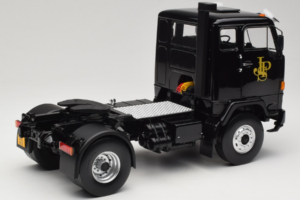 Volvo F88 John Player Special Black MCG 1:18 MCG18217 Kov – obrázek 3 z 8
