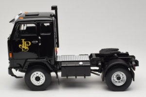 Volvo F88 John Player Special Black MCG 1:18 MCG18217 Kov – obrázek 4 z 8