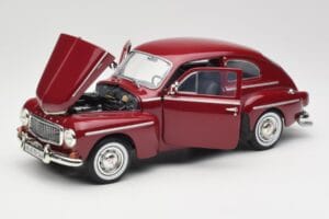 Volvo PV544 Cherry Red Revell 1:18 08887 Kov – obrázek 2 z 8