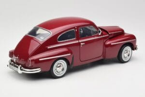 Volvo PV544 Cherry Red Revell 1:18 08887 Kov – obrázek 3 z 8