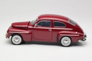 Volvo PV544 Cherry Red Revell 1:18 08887 Kov – obrázek 4 z 8