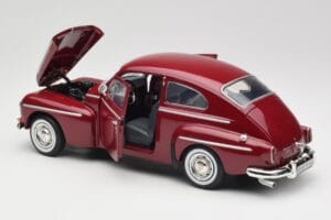 Volvo PV544 Cherry Red Revell 1:18 08887 Kov – obrázek 5 z 8