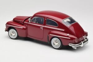 Volvo PV544 Cherry Red Revell 1:18 08887 Kov – obrázek 7 z 8
