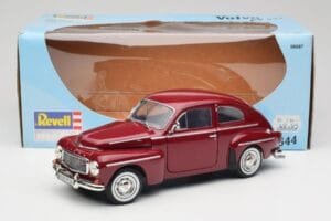 Volvo PV544 Cherry Red Revell 1:18 08887 Kov – obrázek 8 z 8