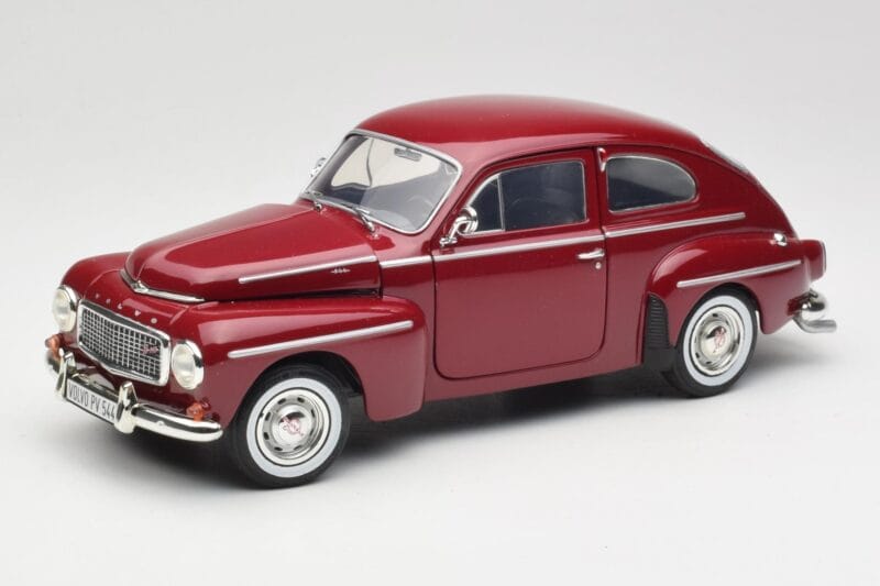 Volvo PV544 Cherry Red Revell 1:18 08887 Kov