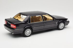 Volvo S90 Royal Violet DNA 1:18 DNA000089 Kov – obrázek 2 z 6