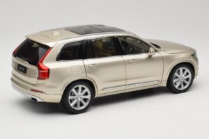 Volvo XC90 Luminous Sand Yellow Paudi Model 1:18 9430841 Kov – obrázek 3 z 8