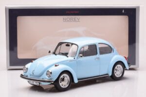 Volkswagen Beetle 1303 Světle Modrý Norev 1:18 188532 Kov – obrázek 6 z 6