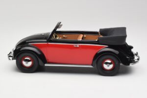 Volkswagen Beetle Kabriolet Černý & Červený Minichamps 1:18 107054132 Pryskyřice – obrázek 3 z 6