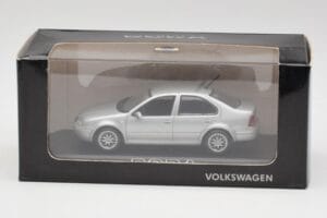 Volkswagen Bora Reflex Stříbrný Minichamps 1:43 81982223S Kov – obrázek 4 z 4