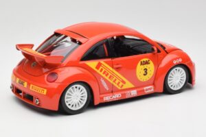 Volkswagen New Beetle Cup Bburago 1:18 3329 Kov – obrázek 3 z 8