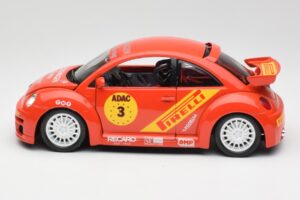 Volkswagen New Beetle Cup Bburago 1:18 3329 Kov – obrázek 4 z 8