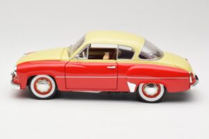 Wartburg 311 Coupe Červený & Béžový Revell 1:18 8418 Kov – obrázek 4 z 8