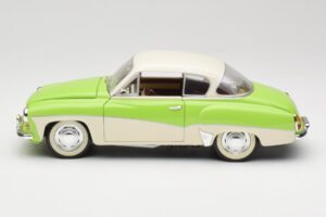Wartburg 313 Pastelová Zelená přes Béžovou Revell 1:18 9018 Kov – obrázek 4 z 8