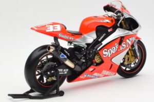 Yamaha YZR-M1 Gauloises Fortuna Yamaha #7 C. Checa MotoGP 2004 Minichamps 1:12 122043007 Kov – obrázek 3 z 6