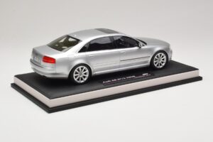 Audi A8 D3 W12 Ice Silver Metallic MotorHelix 1:18 MH030ISM Pryskyřice – obrázek 3 z 7