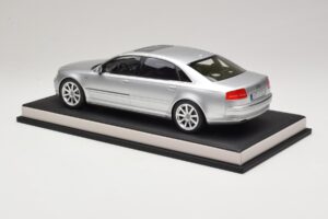 Audi A8 D3 W12 Ice Silver Metallic MotorHelix 1:18 MH030ISM Pryskyřice – obrázek 5 z 7
