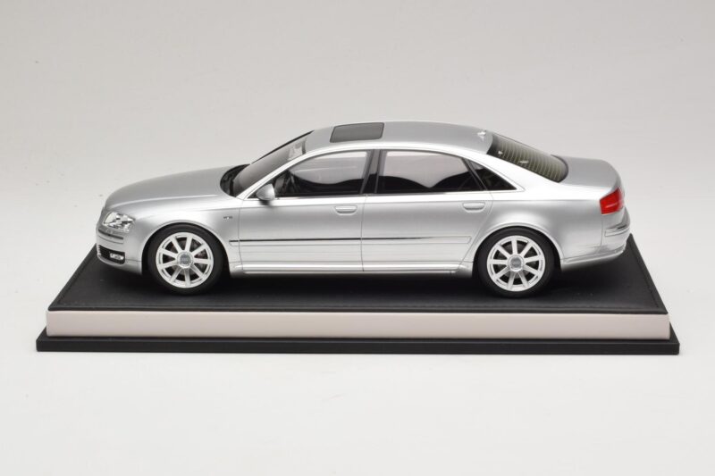 Audi A8 D3 W12 Ice Silver Metallic MotorHelix 1:18 MH030ISM Pryskyřice