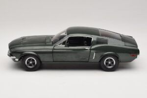 Ford Mustang GT Bullitt s Figurkou Stevea McQueena Greenlight 1:18 12885 Kov – obrázek 4 z 8