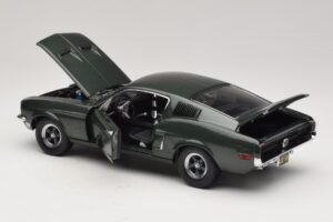 Ford Mustang GT Bullitt s Figurkou Stevea McQueena Greenlight 1:18 12885 Kov – obrázek 5 z 8