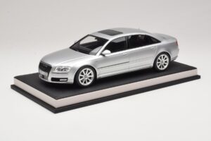 Audi A8 D3 W12 Ice Silver Metallic MotorHelix 1:18 MH030ISM Pryskyřice – obrázek 2 z 7