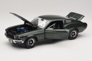 Ford Mustang GT Bullitt s Figurkou Stevea McQueena Greenlight 1:18 12885 Kov – obrázek 2 z 8