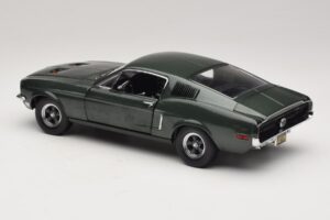 Ford Mustang GT Bullitt s Figurkou Stevea McQueena Greenlight 1:18 12885 Kov – obrázek 7 z 8