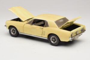 Ford Mustang Coupe Žlutý The Walking Dead Greenlight 1:18 12958 Kov – obrázek 5 z 8