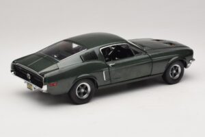 Ford Mustang GT Bullitt s Figurkou Stevea McQueena Greenlight 1:18 12885 Kov – obrázek 3 z 8