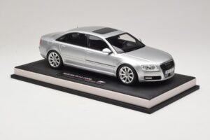 Audi A8 D3 W12 Ice Silver Metallic MotorHelix 1:18 MH030ISM Pryskyřice – obrázek 4 z 7
