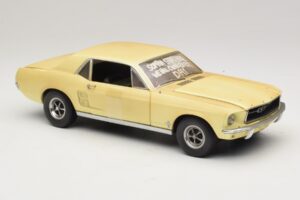 Ford Mustang Coupe Žlutý The Walking Dead Greenlight 1:18 12958 Kov – obrázek 6 z 8