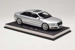 Audi A8 D3 W12 Ice Silver Metallic MotorHelix 1:18 MH030ISM Pryskyřice – obrázek 4 z 7