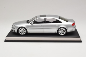 Audi A8 D3 W12 Ice Silver Metallic MotorHelix 1:18 MH030ISM Pryskyřice