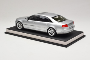 Audi A8 D3 W12 Ice Silver Metallic MotorHelix 1:18 MH030ISM Pryskyřice – obrázek 5 z 7