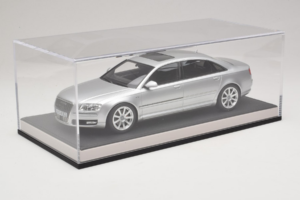Audi A8 D3 W12 Ice Silver Metallic MotorHelix 1:18 MH030ISM Pryskyřice – obrázek 6 z 7
