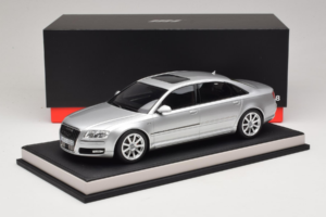 Audi A8 D3 W12 Ice Silver Metallic MotorHelix 1:18 MH030ISM Pryskyřice – obrázek 7 z 7