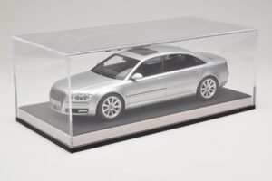 Audi A8 D3 W12 Ice Silver Metallic MotorHelix 1:18 MH030ISM Pryskyřice – obrázek 6 z 7
