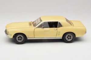 Ford Mustang Coupe Žlutý The Walking Dead Greenlight 1:18 12958 Kov – obrázek 4 z 8