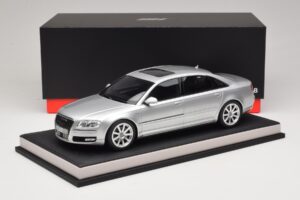 Audi A8 D3 W12 Ice Silver Metallic MotorHelix 1:18 MH030ISM Pryskyřice – obrázek 7 z 7